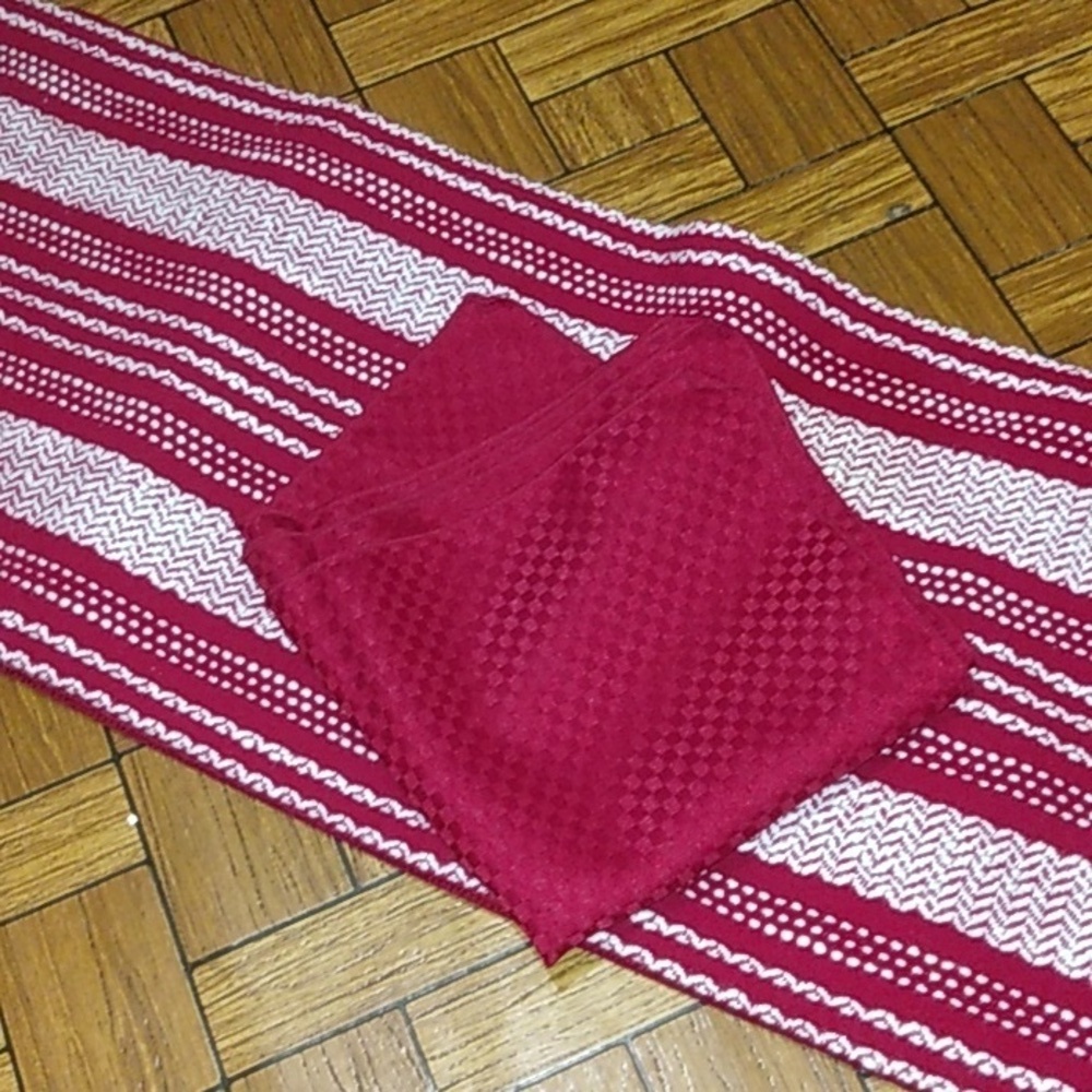 Set of tablerunner and napkins